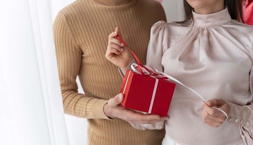 Los españoles con pareja gastarán una media de 80 euros en regalos en San Valentín
