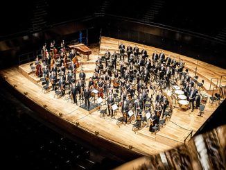 Músicos jóvenes con instrumentos antiguos con lo mejor de Beethoven y Mozart