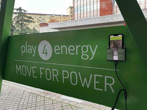 Generar energía limpia mientras niños y mayores se divierten en un columpio