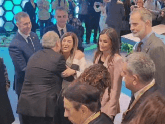 Buruaga nos devela la conversación que ha tenido con los Reyes en su visita al stand de Cantabria en FITUR en una intensa primera jornada